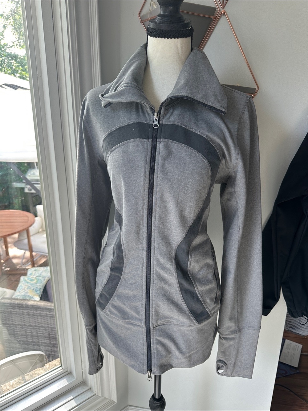 LULULEMON In Stride Women's Gray Full-Zip Athletic Jacket Sweatshirt Size 10 - Picture 2 of 8